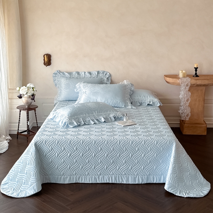 91家纺网 家纺一手货源 找家纺 首尔家纺 2026新款花边蕾丝提花水洗真丝天丝床盖款四件套 秘境-天蓝