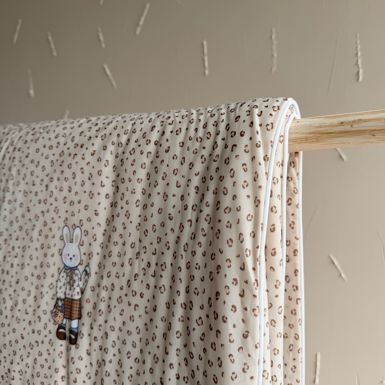 91家纺网 家纺一手货源 找家纺 莱豫家纺 2026春夏新款A类凉感小冰皮夏凉被夏被空调被 豹纹小兔