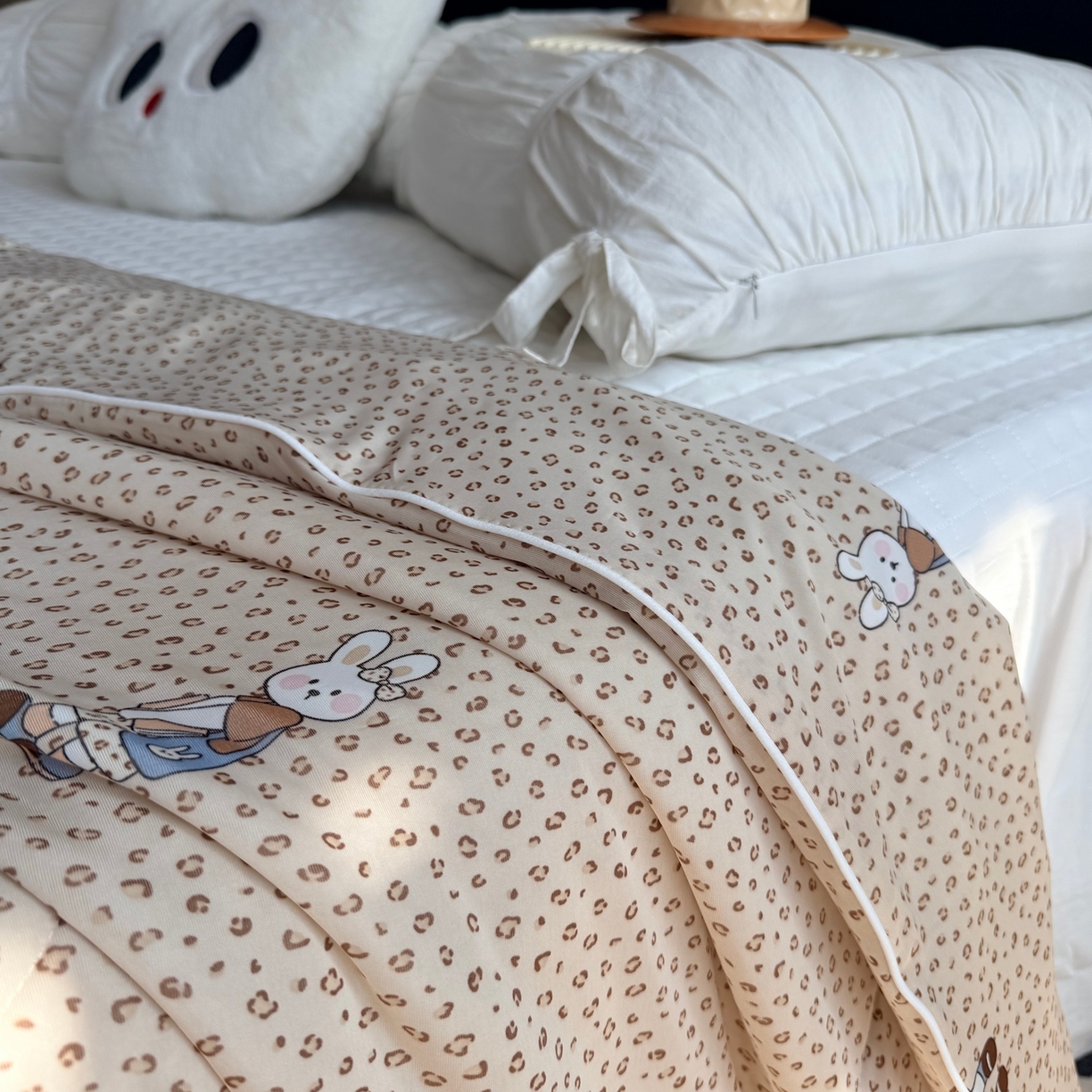 91家纺网 家纺一手货源 找家纺 莱豫家纺 2026春夏新款A类凉感小冰皮夏凉被夏被空调被 豹纹小兔