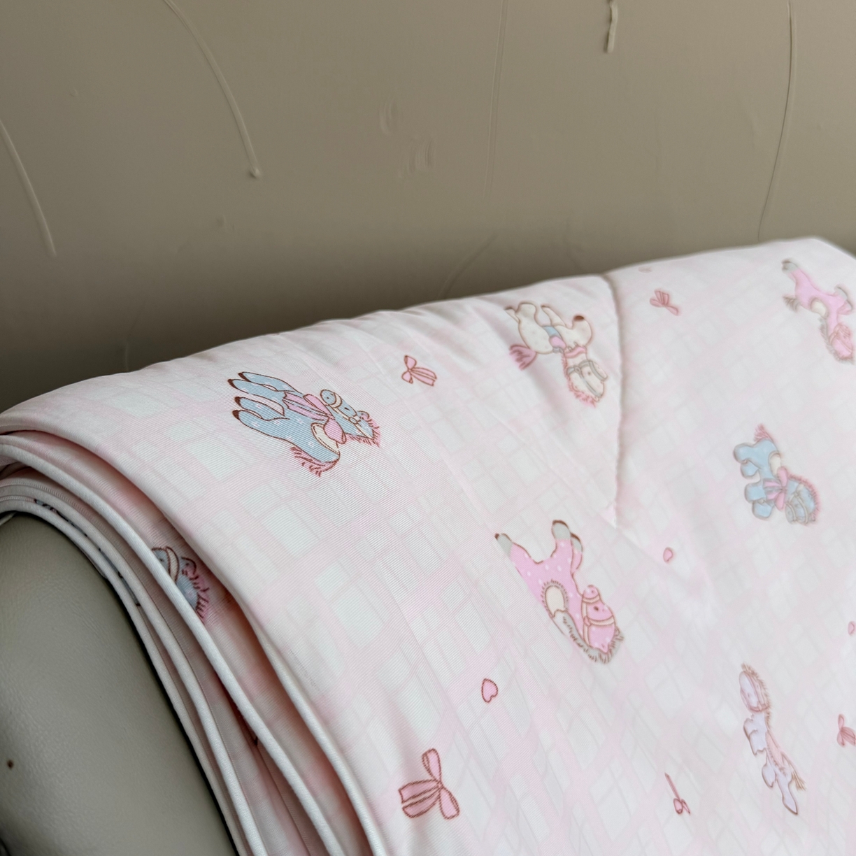 91家纺网 家纺一手货源 找家纺 莱豫家纺 2026春夏新款A类凉感小冰皮夏凉被夏被空调被 可爱小马粉