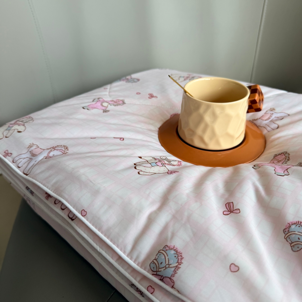 91家纺网 家纺一手货源 找家纺 莱豫家纺 2026春夏新款A类凉感小冰皮夏凉被夏被空调被 可爱小马粉