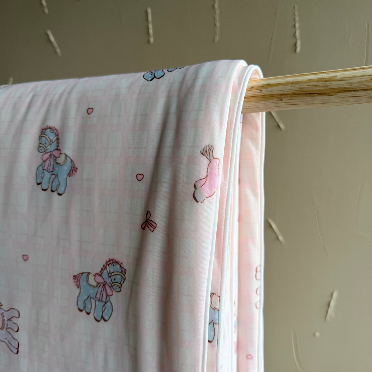 91家纺网 家纺一手货源 找家纺 莱豫家纺 2026春夏新款A类凉感小冰皮夏凉被夏被空调被 可爱小马粉