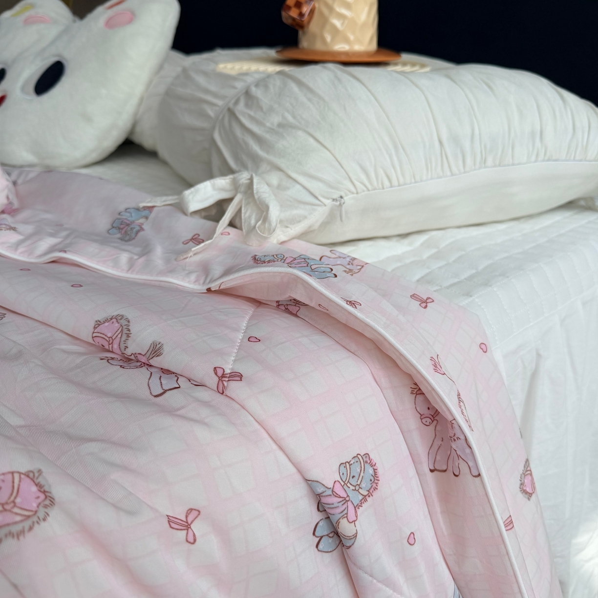 91家纺网 家纺一手货源 找家纺 莱豫家纺 2026春夏新款A类凉感小冰皮夏凉被夏被空调被 可爱小马粉