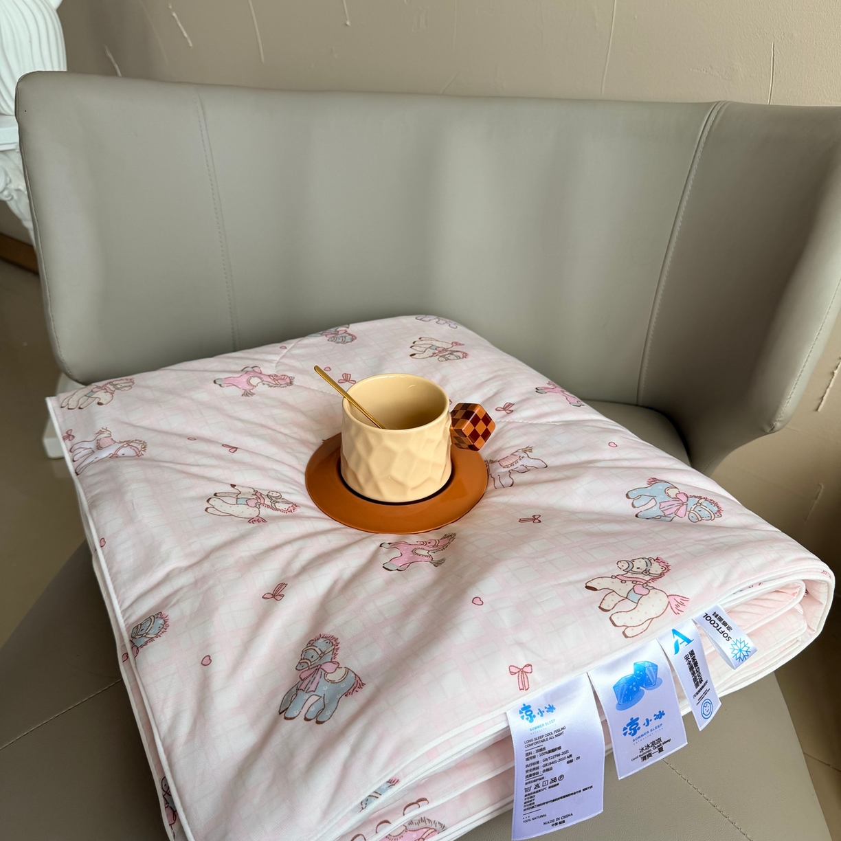 91家纺网 家纺一手货源 找家纺 莱豫家纺 2026春夏新款A类凉感小冰皮夏凉被夏被空调被 可爱小马粉