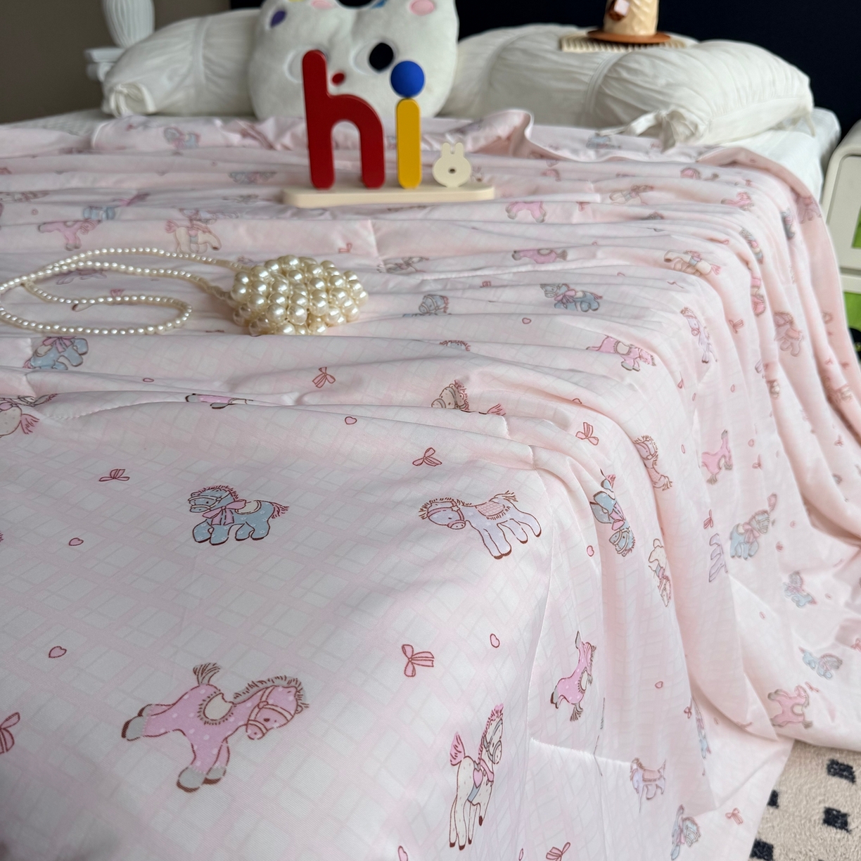 91家纺网 家纺一手货源 找家纺 莱豫家纺 2026春夏新款A类凉感小冰皮夏凉被夏被空调被 可爱小马粉