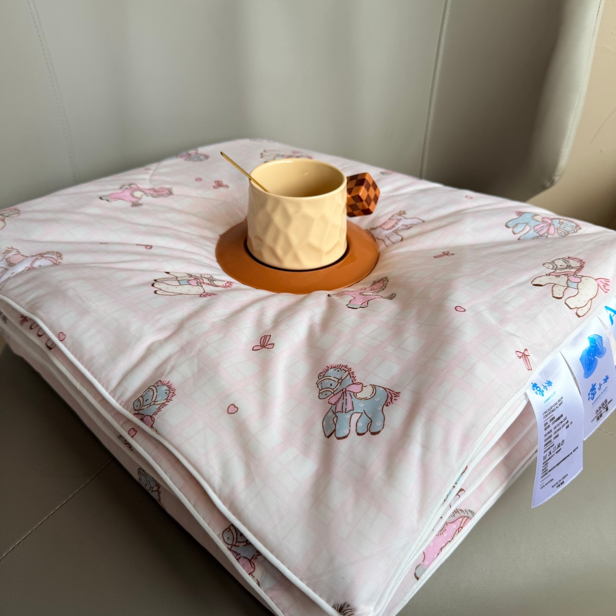 91家纺网 家纺一手货源 找家纺 莱豫家纺 2026春夏新款A类凉感小冰皮夏凉被夏被空调被 可爱小马粉