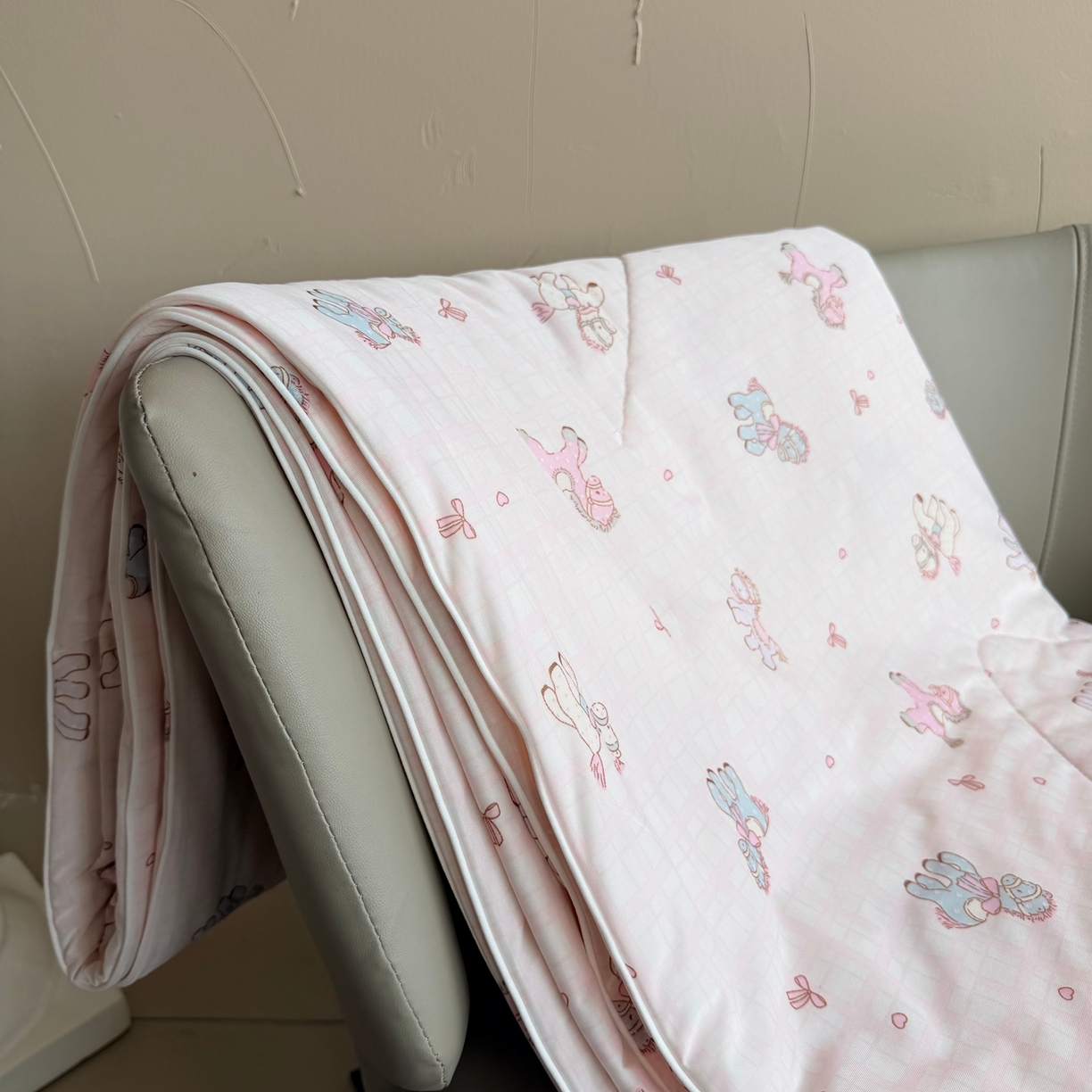 91家纺网 家纺一手货源 找家纺 莱豫家纺 2026春夏新款A类凉感小冰皮夏凉被夏被空调被 可爱小马粉