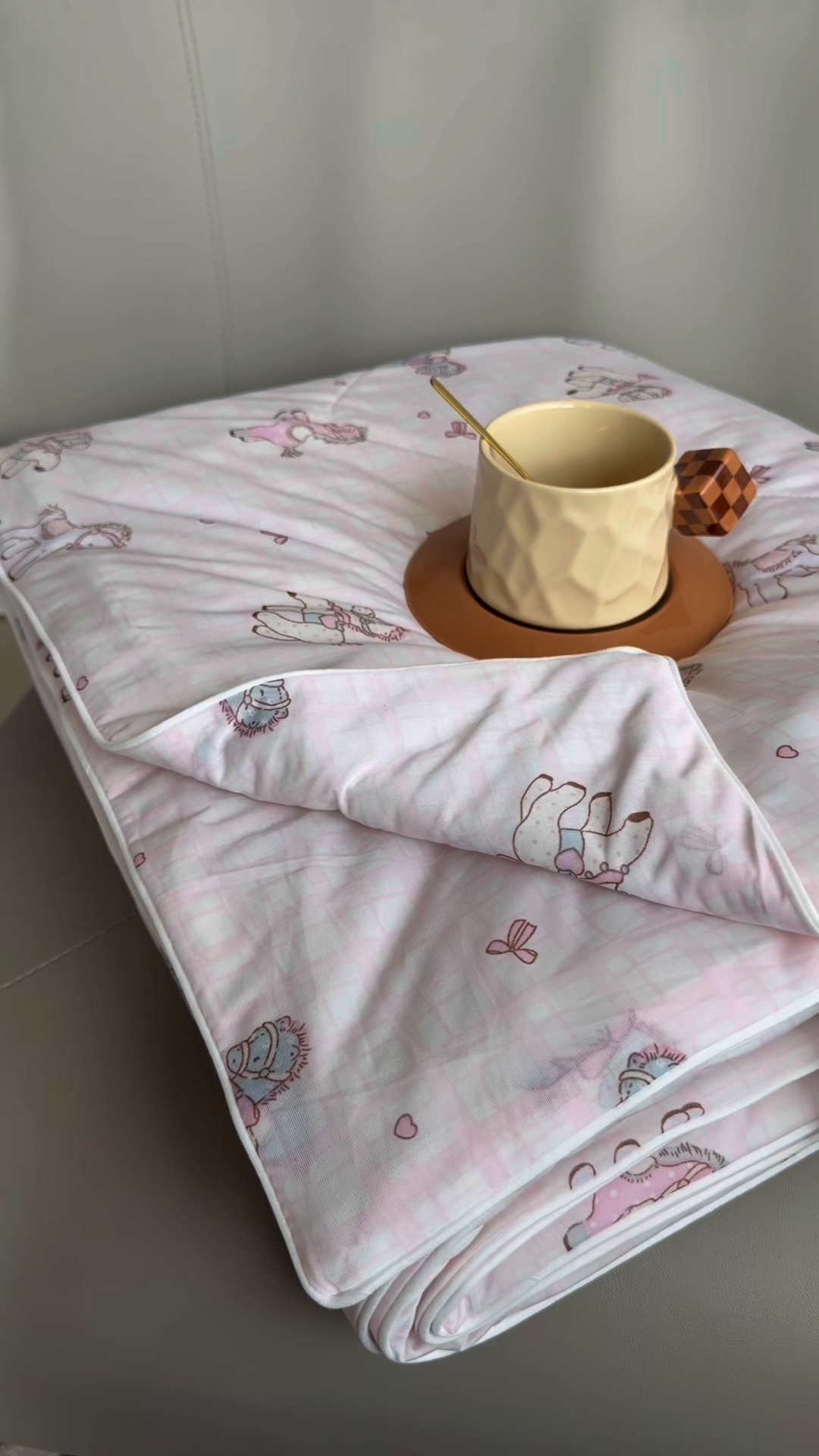 91家纺网 家纺一手货源 找家纺 莱豫家纺 2026春夏新款A类凉感小冰皮夏凉被夏被空调被 可爱小马粉