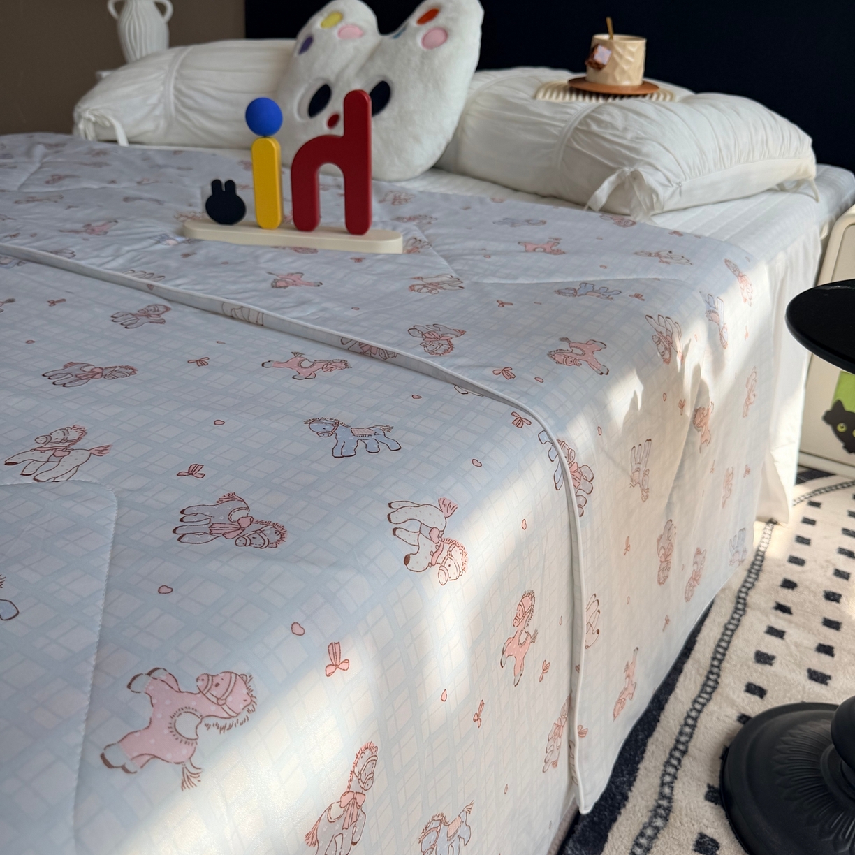 91家纺网 家纺一手货源 找家纺 莱豫家纺 2026春夏新款A类凉感小冰皮夏凉被夏被空调被 可爱小马蓝