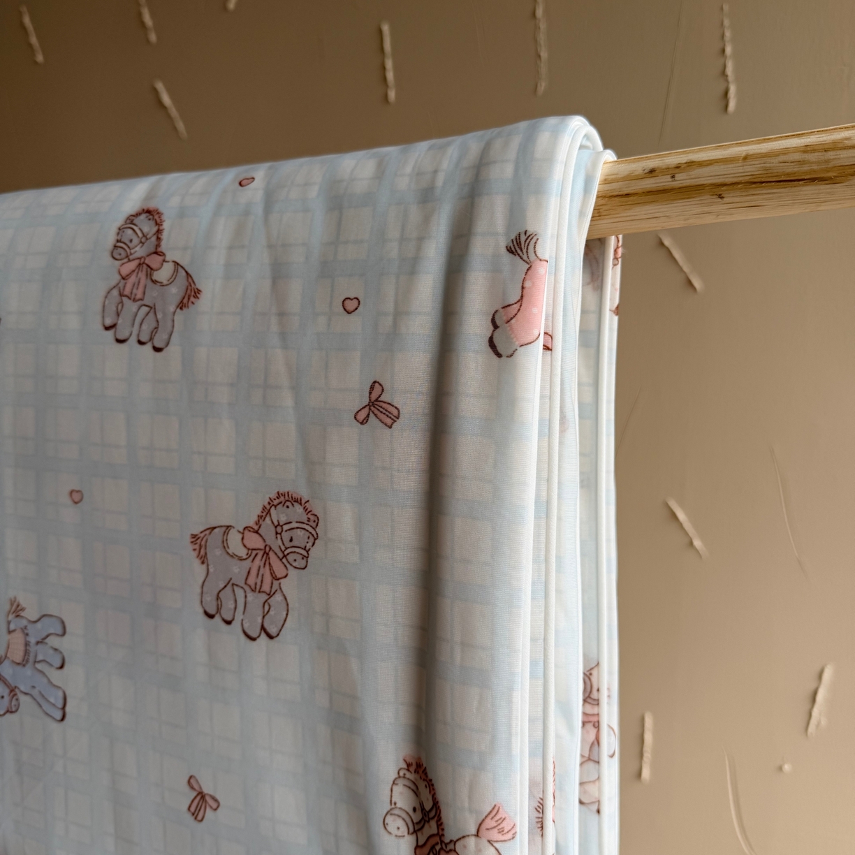 91家纺网 家纺一手货源 找家纺 莱豫家纺 2026春夏新款A类凉感小冰皮夏凉被夏被空调被 可爱小马蓝