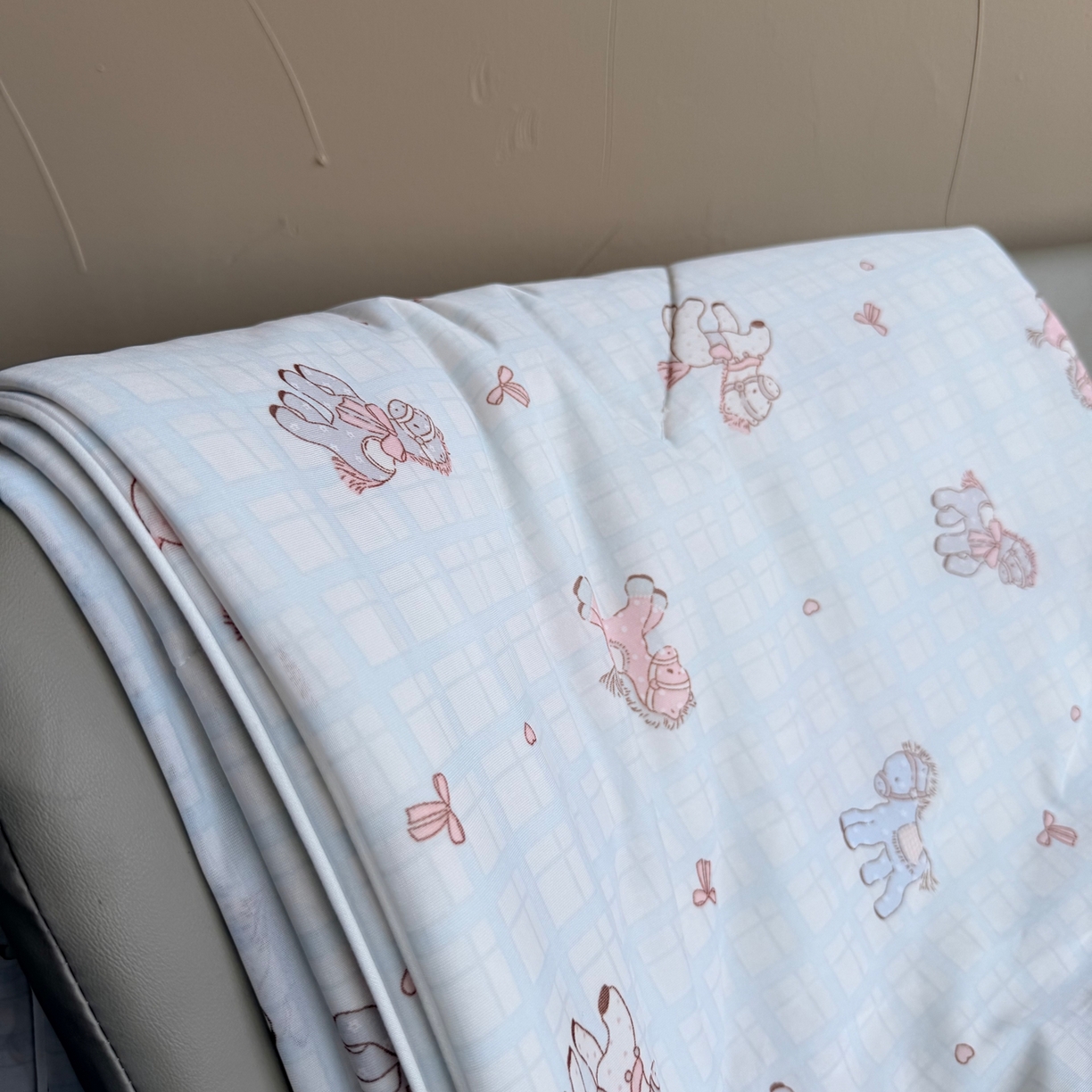 91家纺网 家纺一手货源 找家纺 莱豫家纺 2026春夏新款A类凉感小冰皮夏凉被夏被空调被 可爱小马蓝