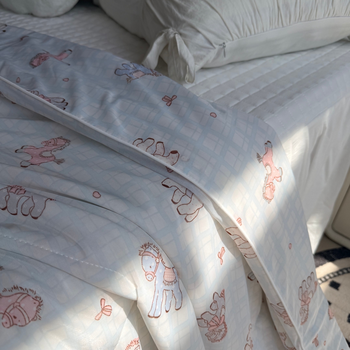 91家纺网 家纺一手货源 找家纺 莱豫家纺 2026春夏新款A类凉感小冰皮夏凉被夏被空调被 可爱小马蓝