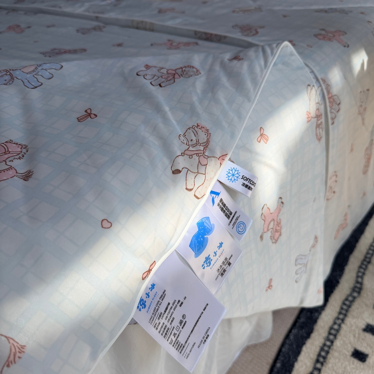 91家纺网 家纺一手货源 找家纺 莱豫家纺 2026春夏新款A类凉感小冰皮夏凉被夏被空调被 可爱小马蓝