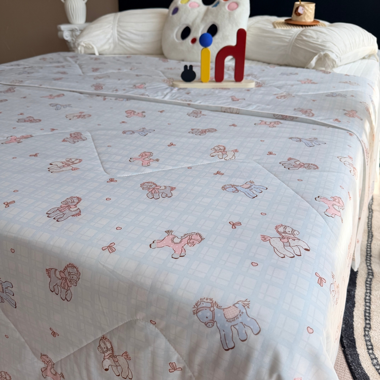 91家纺网 家纺一手货源 找家纺 莱豫家纺 2026春夏新款A类凉感小冰皮夏凉被夏被空调被 可爱小马蓝