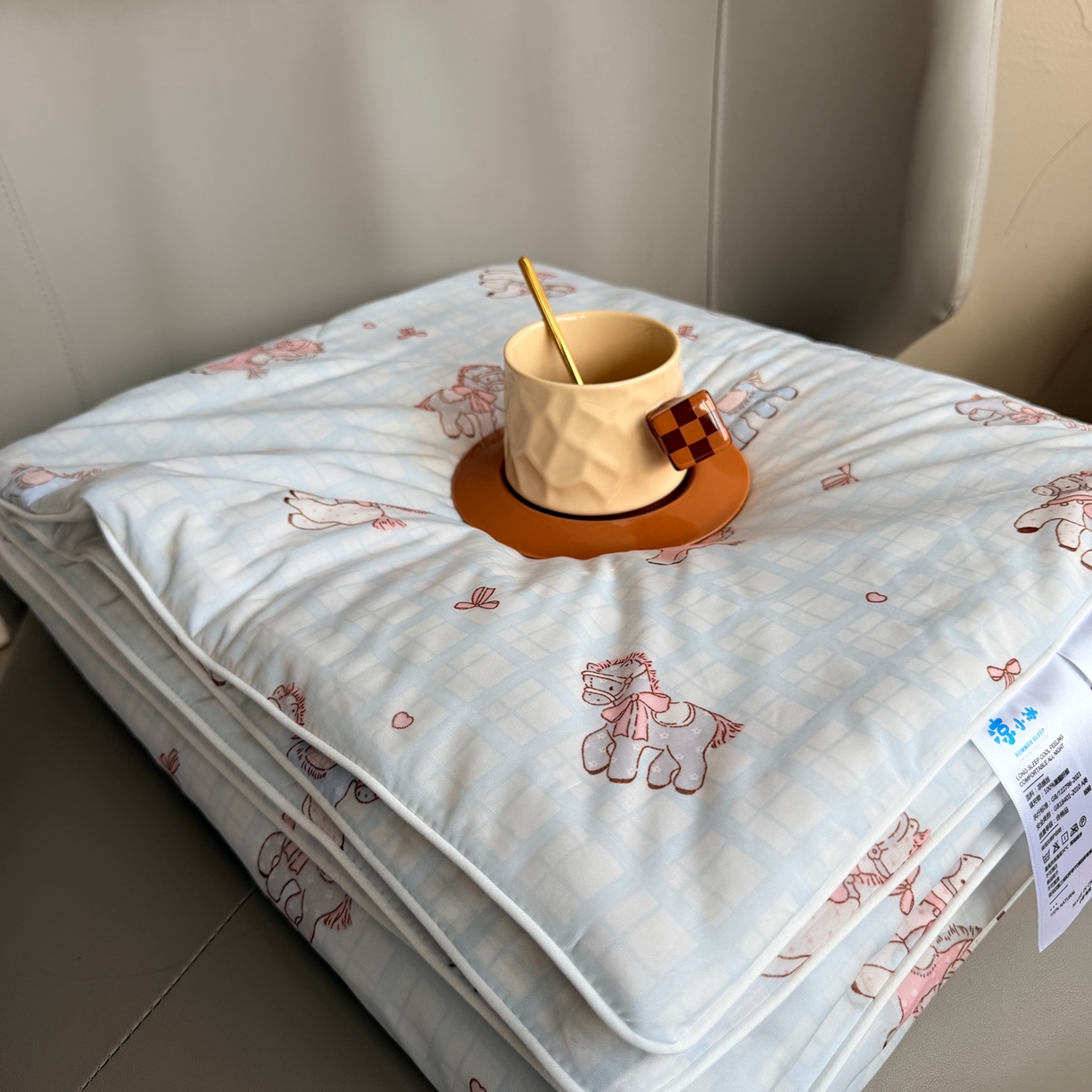 91家纺网 家纺一手货源 找家纺 莱豫家纺 2026春夏新款A类凉感小冰皮夏凉被夏被空调被 可爱小马蓝