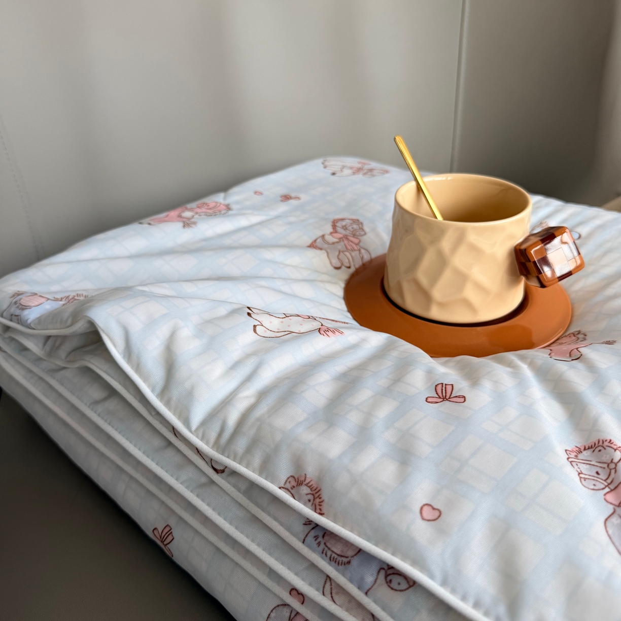 91家纺网 家纺一手货源 找家纺 莱豫家纺 2026春夏新款A类凉感小冰皮夏凉被夏被空调被 可爱小马蓝