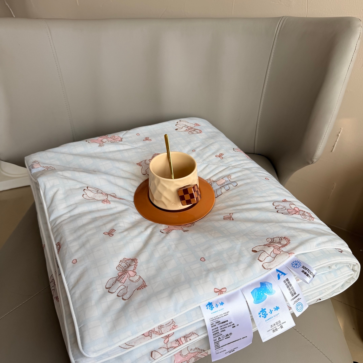 91家纺网 家纺一手货源 找家纺 莱豫家纺 2026春夏新款A类凉感小冰皮夏凉被夏被空调被 可爱小马蓝