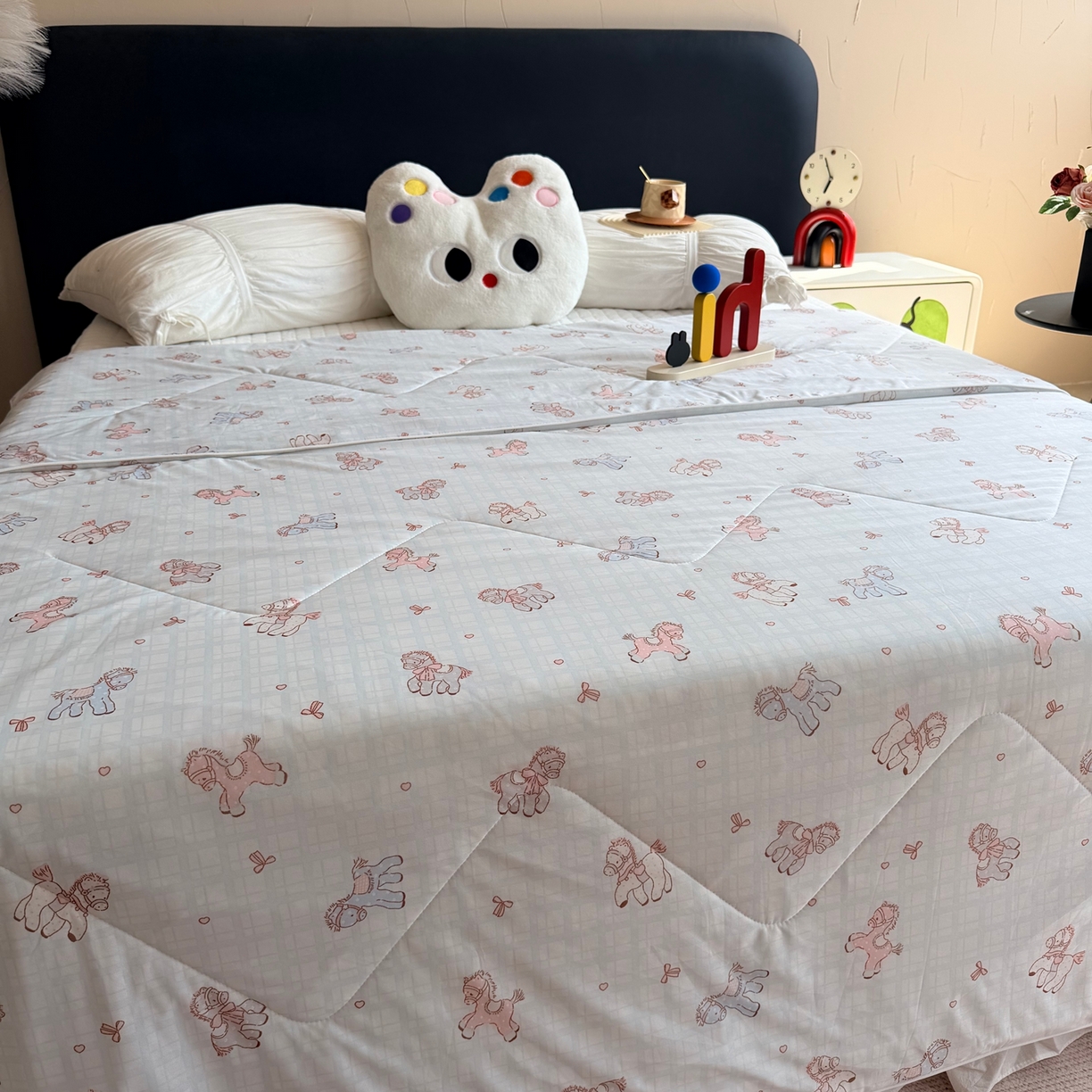 91家纺网 家纺一手货源 找家纺 莱豫家纺 2026春夏新款A类凉感小冰皮夏凉被夏被空调被 可爱小马蓝