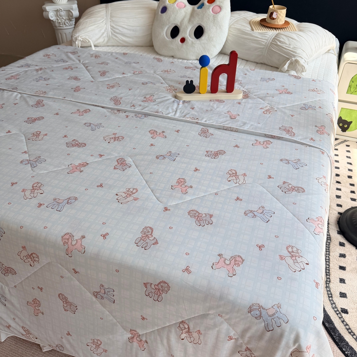 91家纺网 家纺一手货源 找家纺 莱豫家纺 2026春夏新款A类凉感小冰皮夏凉被夏被空调被 可爱小马蓝