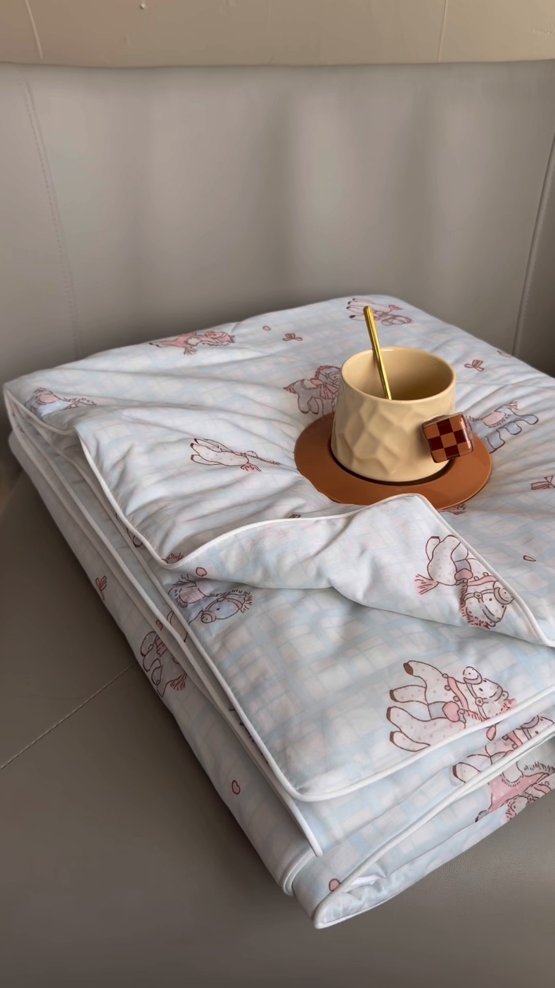 91家纺网 家纺一手货源 找家纺 莱豫家纺 2026春夏新款A类凉感小冰皮夏凉被夏被空调被 可爱小马蓝