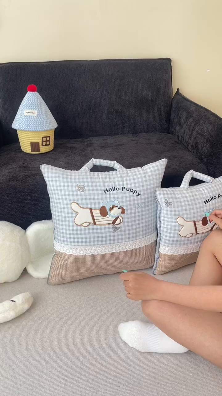 91家纺网 家纺一手货源 找家纺 （总）伊可爱抱枕被 2026新款四季款锦小棉仿棉蕾丝贴布绣抱枕被