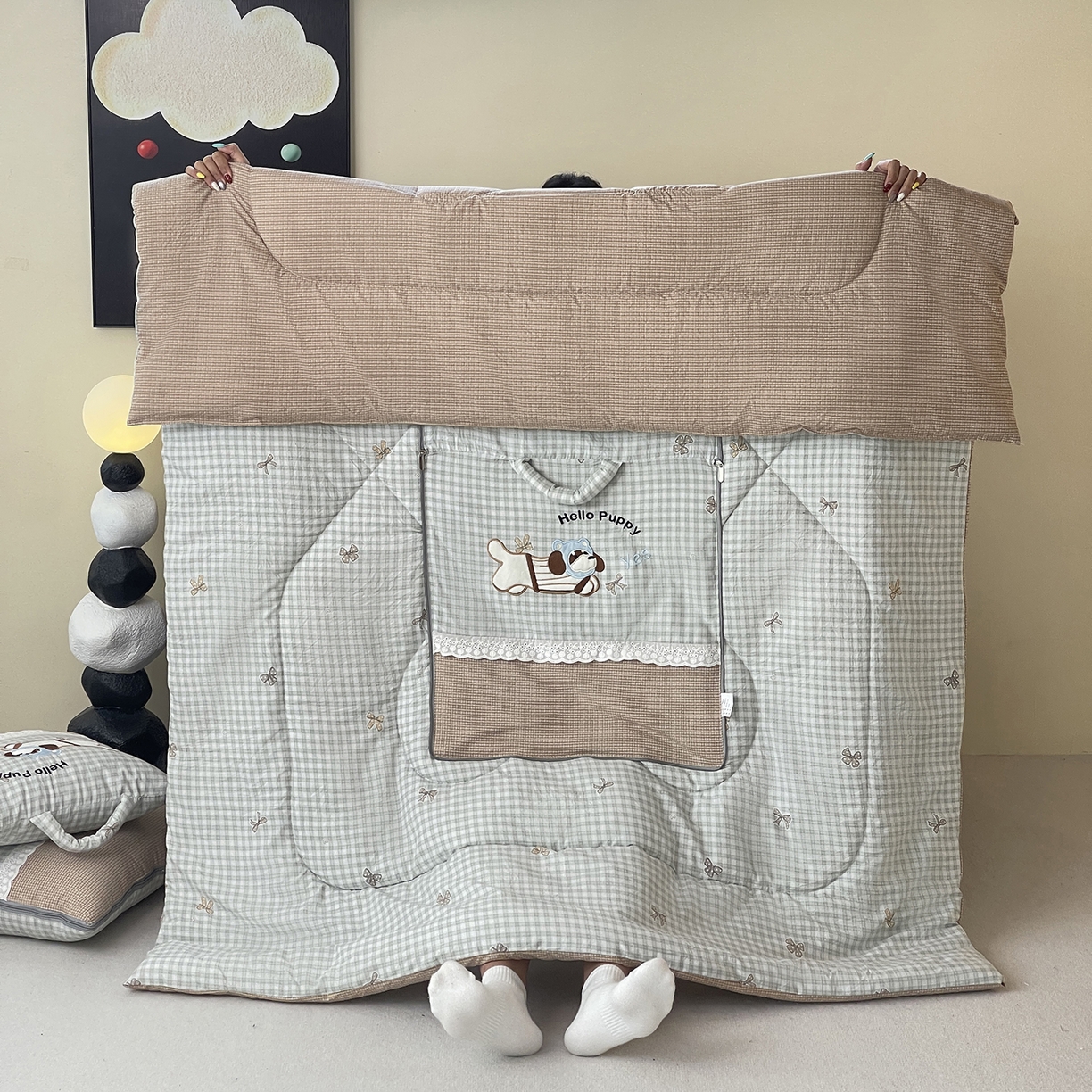 91家纺网 家纺一手货源 找家纺 伊可爱抱枕被 2026新款四季款锦小棉仿棉蕾丝贴布绣抱枕被 锦小绵-格绿