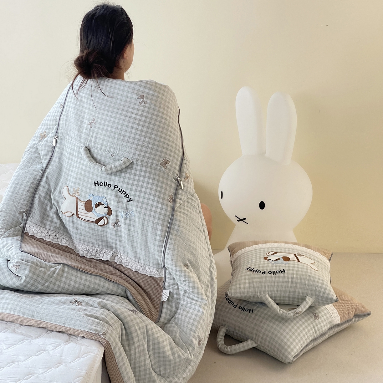 91家纺网 家纺一手货源 找家纺 伊可爱抱枕被 2026新款四季款锦小棉仿棉蕾丝贴布绣抱枕被 锦小绵-格绿