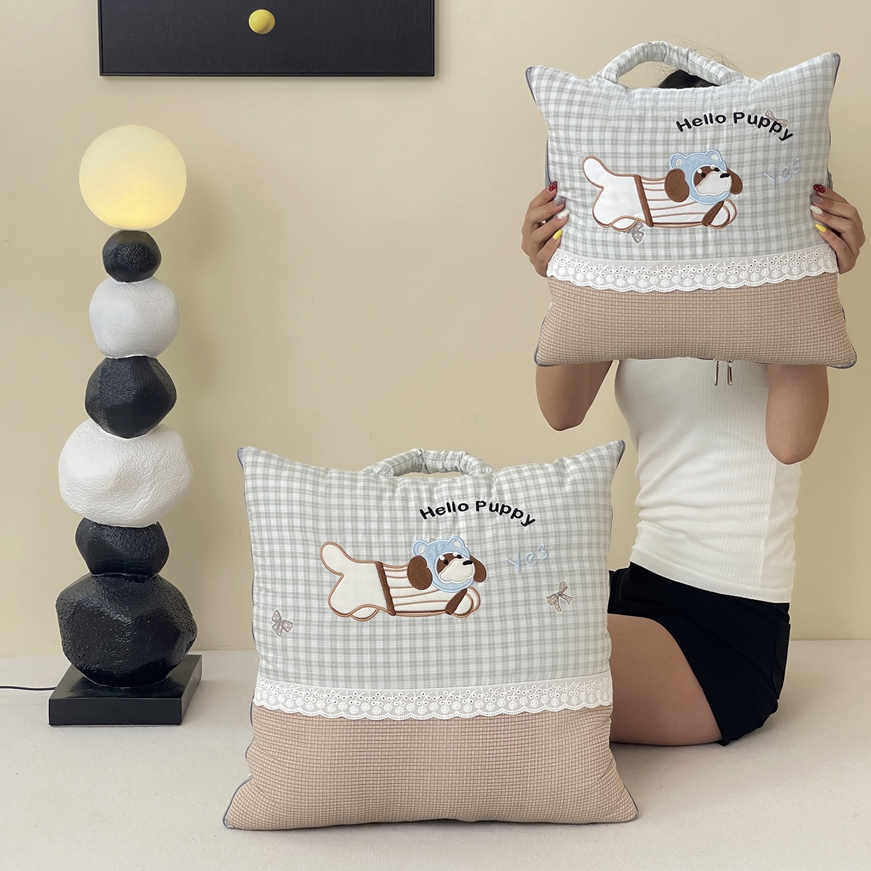 91家纺网 家纺一手货源 找家纺 伊可爱抱枕被 2026新款四季款锦小棉仿棉蕾丝贴布绣抱枕被 锦小绵-格绿