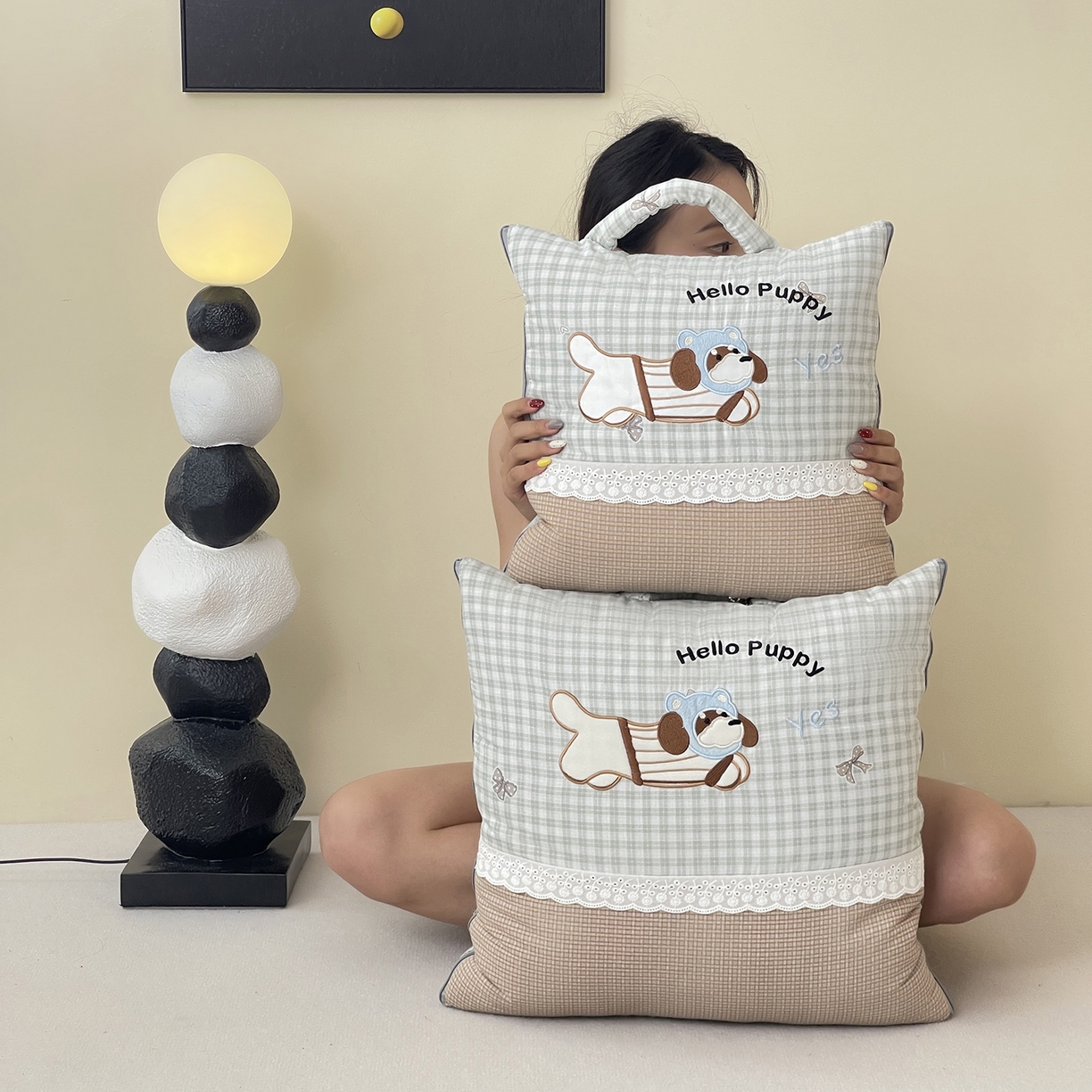 91家纺网 家纺一手货源 找家纺 伊可爱抱枕被 2026新款四季款锦小棉仿棉蕾丝贴布绣抱枕被 锦小绵-格绿