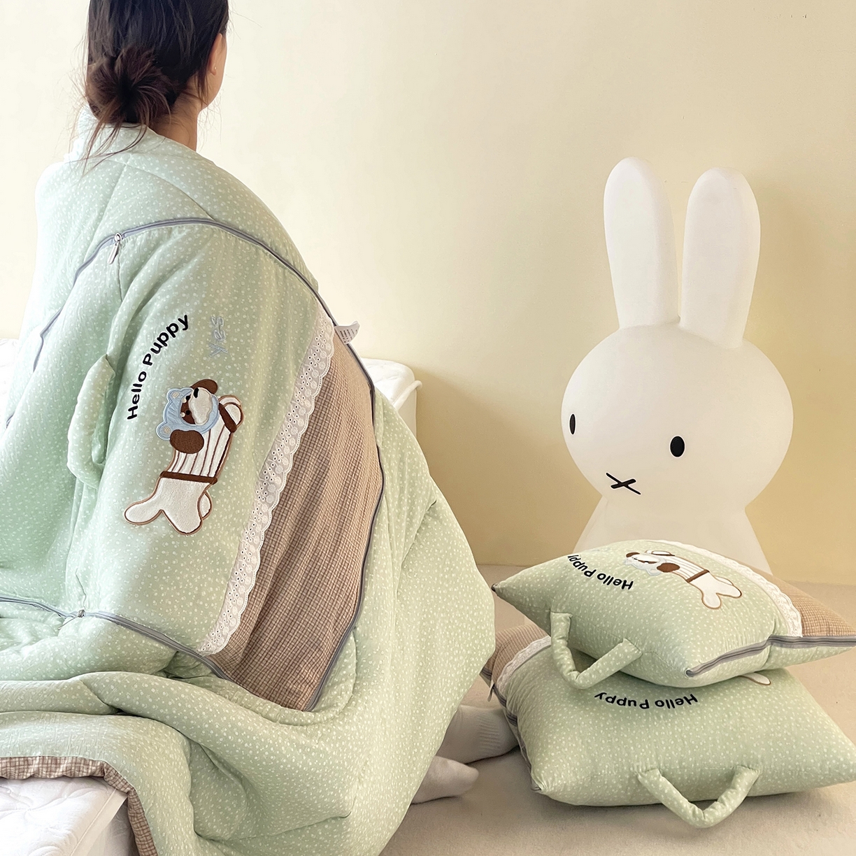 91家纺网 家纺一手货源 找家纺 伊可爱抱枕被 2026新款四季款锦小棉仿棉蕾丝贴布绣抱枕被 锦小绵-果绿