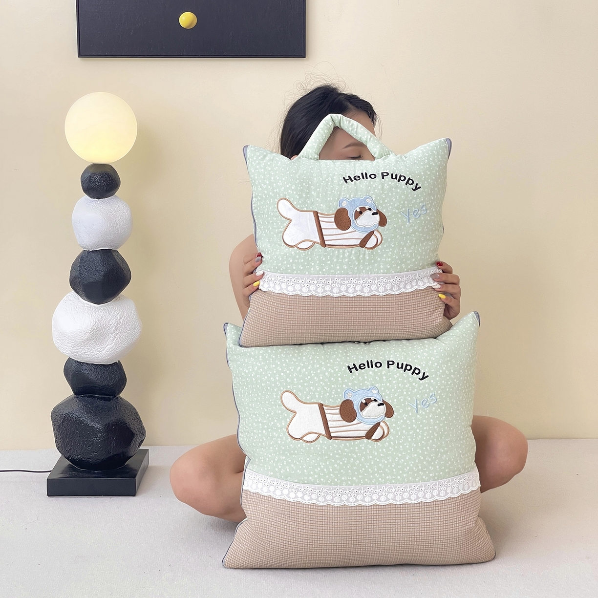 91家纺网 家纺一手货源 找家纺 伊可爱抱枕被 2026新款四季款锦小棉仿棉蕾丝贴布绣抱枕被 锦小绵-果绿