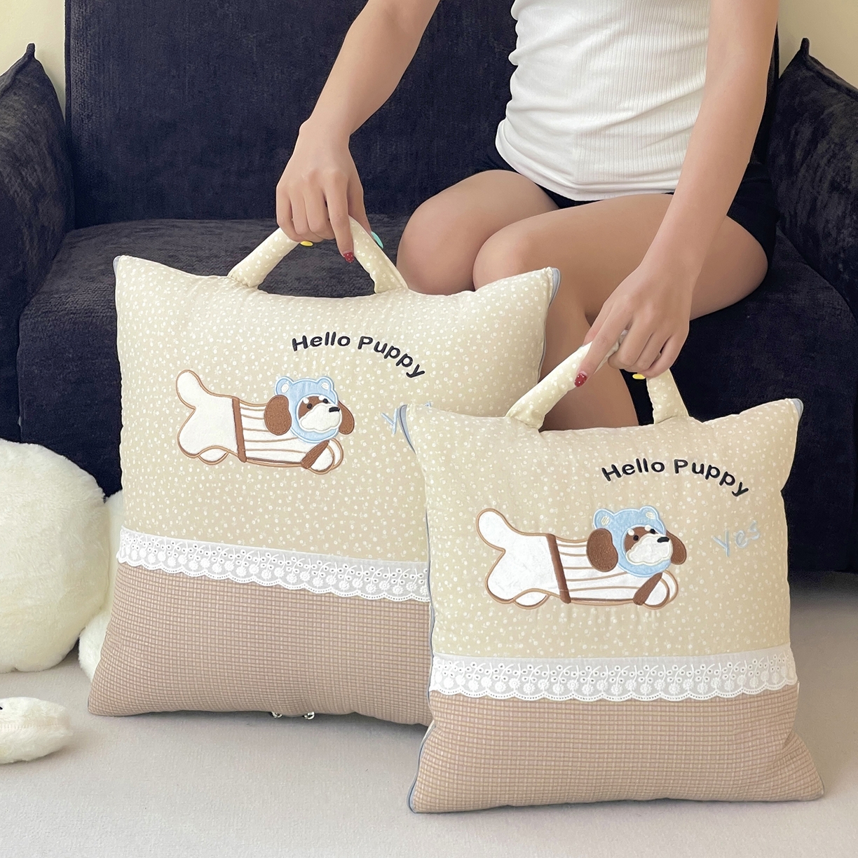 91家纺网 家纺一手货源 找家纺 伊可爱抱枕被 2026新款四季款锦小棉仿棉蕾丝贴布绣抱枕被 锦小绵-卡其