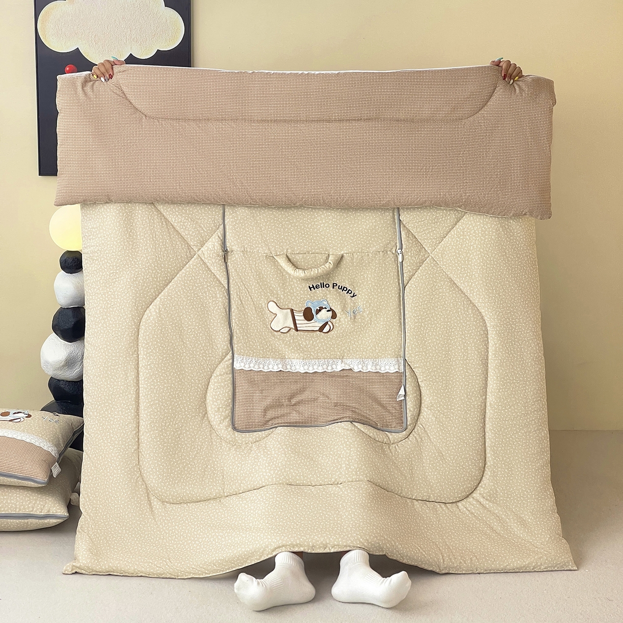 91家纺网 家纺一手货源 找家纺 伊可爱抱枕被 2026新款四季款锦小棉仿棉蕾丝贴布绣抱枕被 锦小绵-卡其