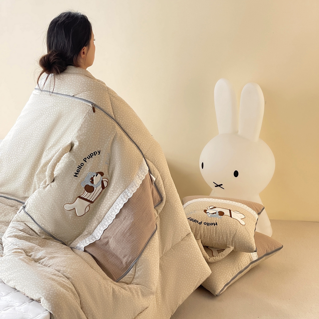 91家纺网 家纺一手货源 找家纺 伊可爱抱枕被 2026新款四季款锦小棉仿棉蕾丝贴布绣抱枕被 锦小绵-卡其