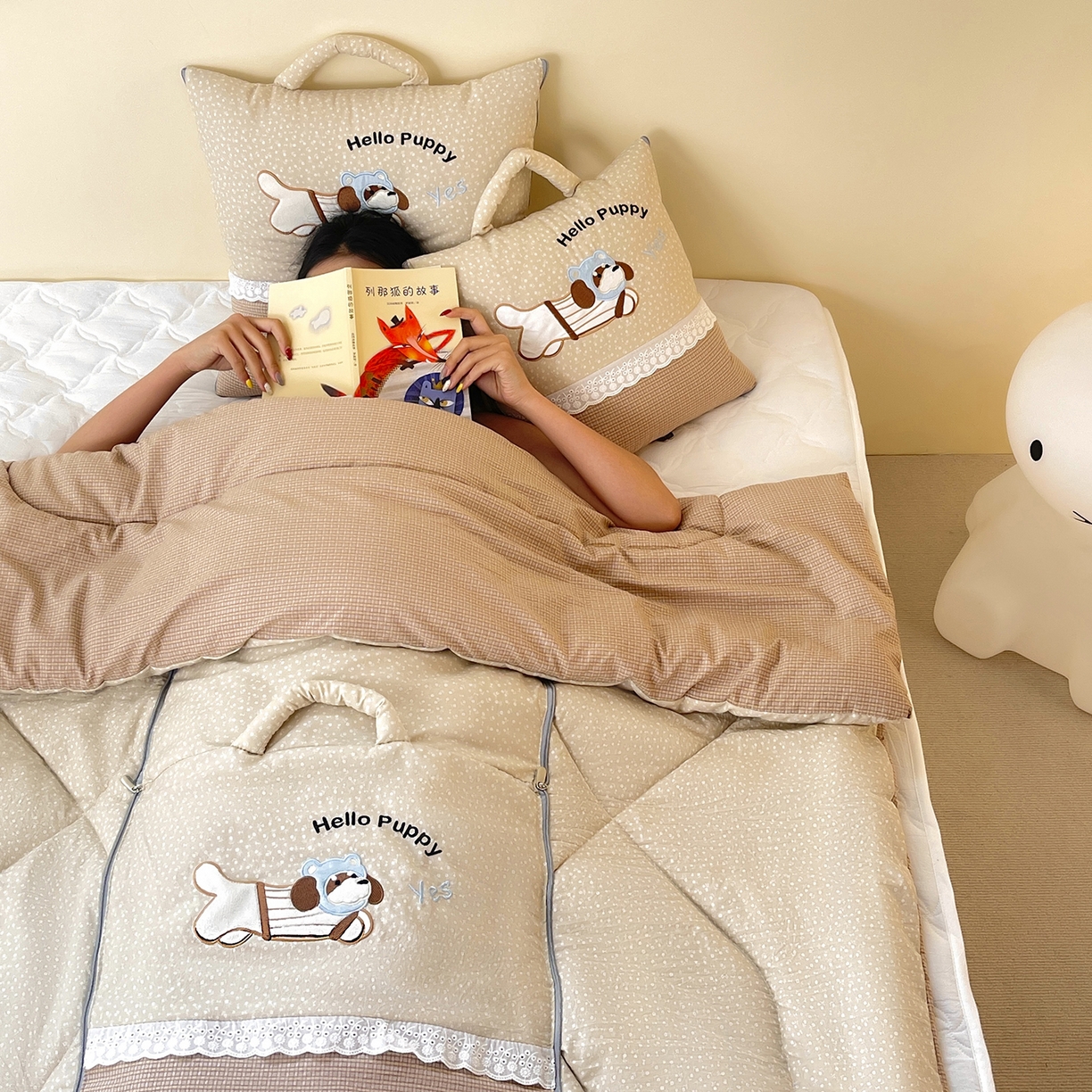 91家纺网 家纺一手货源 找家纺 伊可爱抱枕被 2026新款四季款锦小棉仿棉蕾丝贴布绣抱枕被 锦小绵-卡其