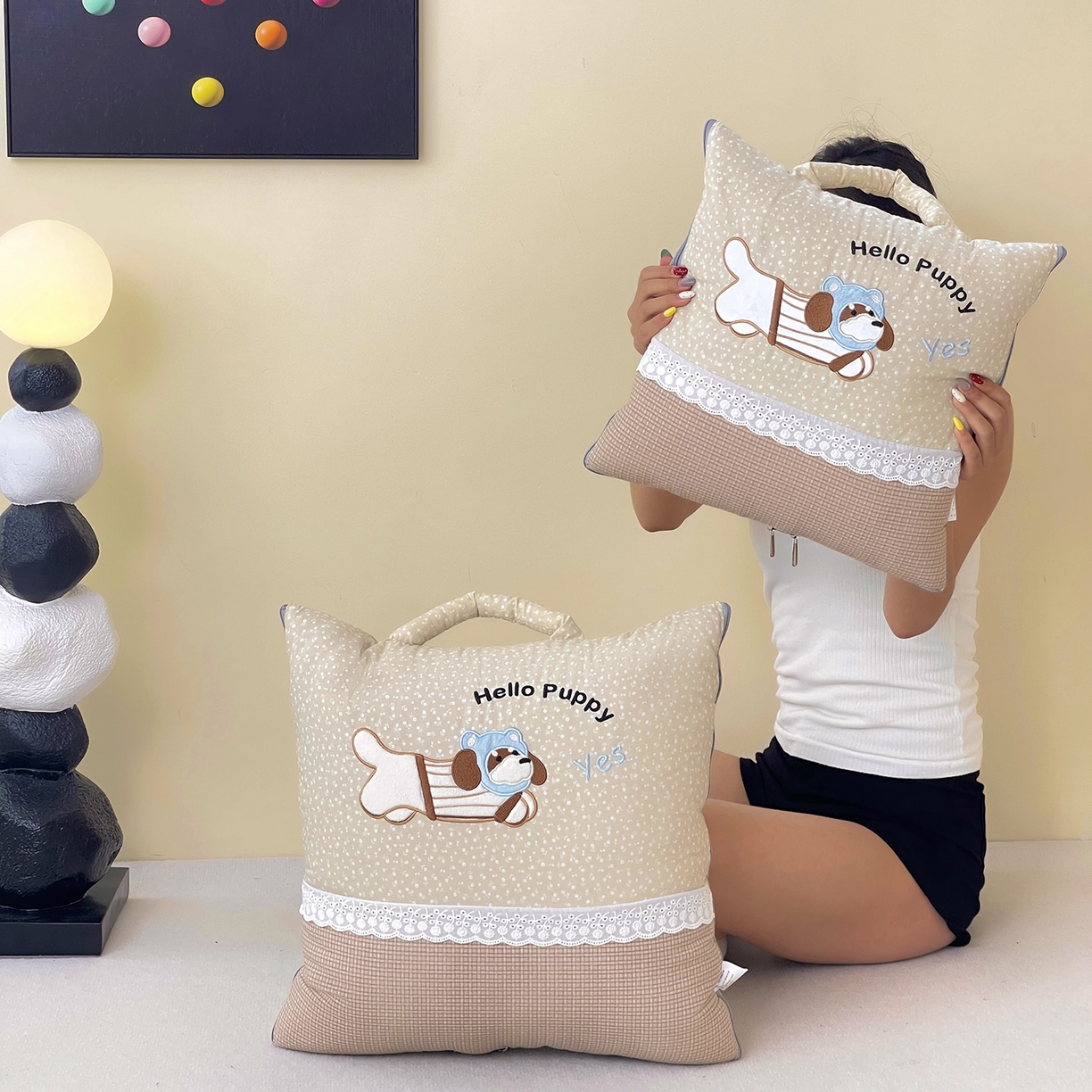 91家纺网 家纺一手货源 找家纺 伊可爱抱枕被 2026新款四季款锦小棉仿棉蕾丝贴布绣抱枕被 锦小绵-卡其