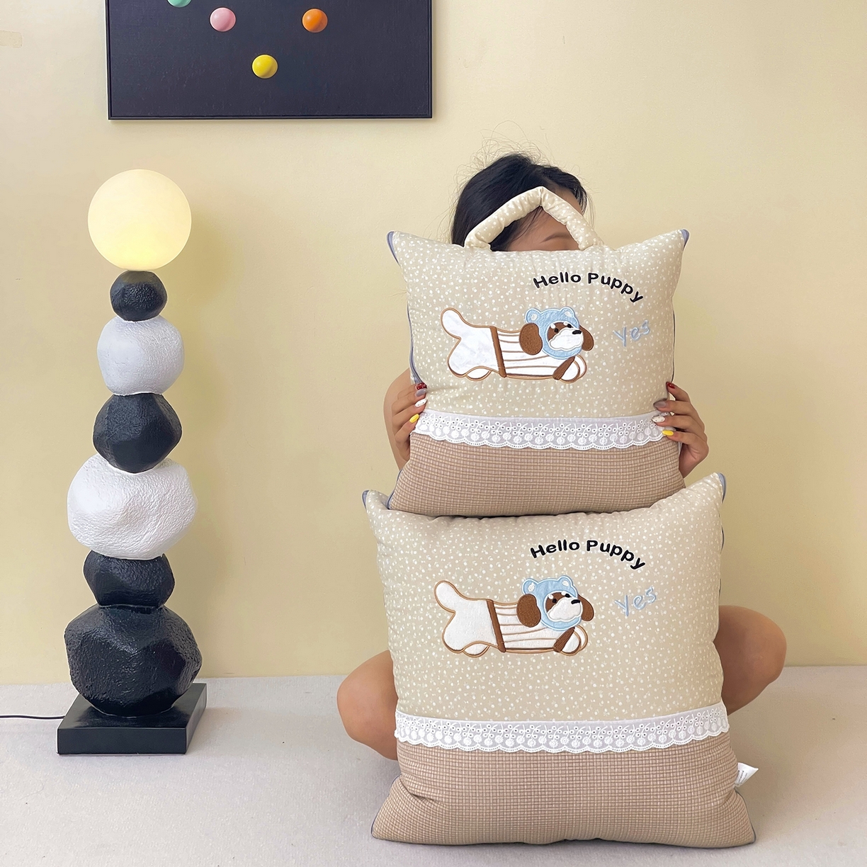 91家纺网 家纺一手货源 找家纺 伊可爱抱枕被 2026新款四季款锦小棉仿棉蕾丝贴布绣抱枕被 锦小绵-卡其