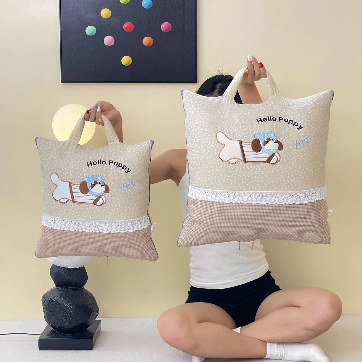 91家纺网 家纺一手货源 找家纺 伊可爱抱枕被 2026新款四季款锦小棉仿棉蕾丝贴布绣抱枕被 锦小绵-卡其