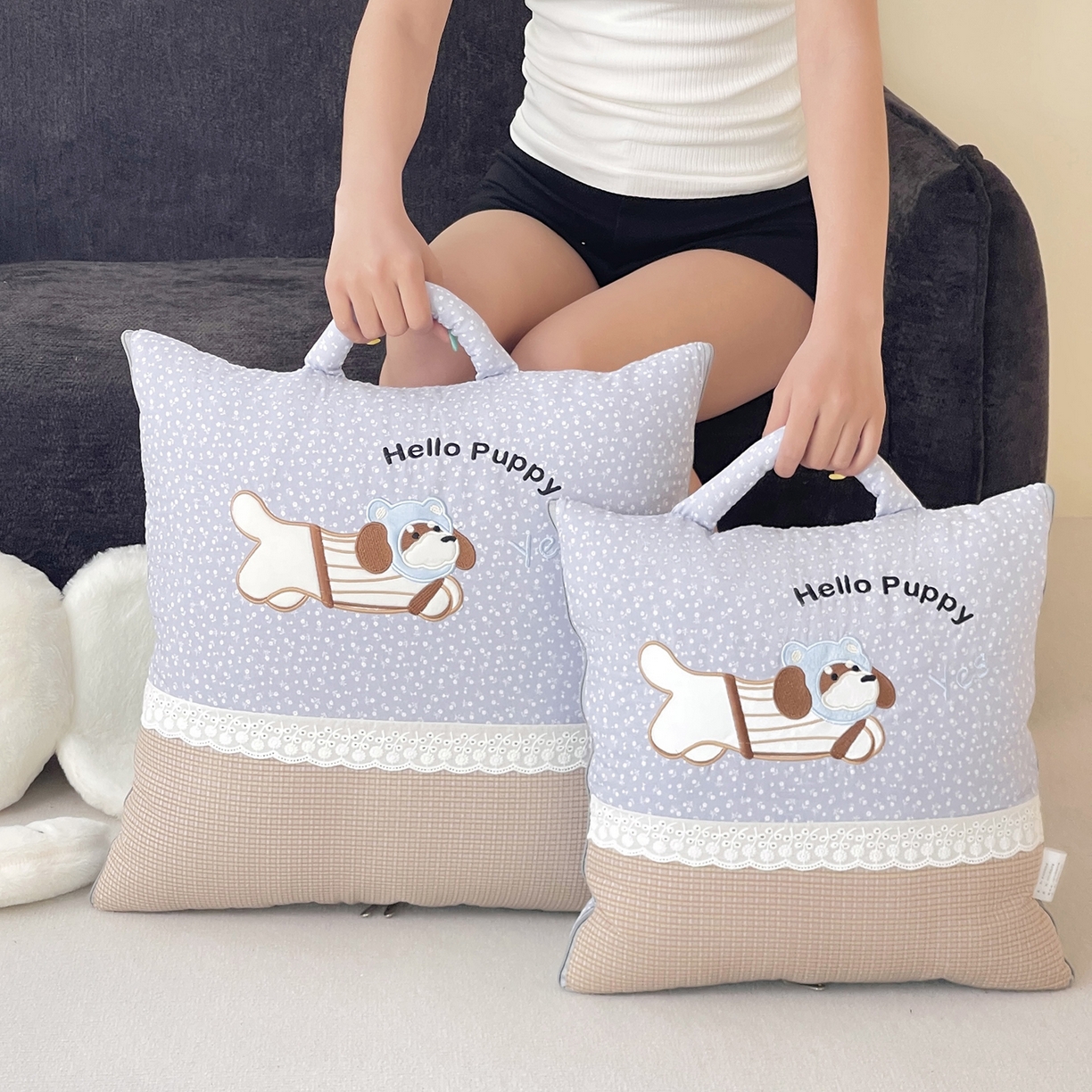 91家纺网 家纺一手货源 找家纺 伊可爱抱枕被 2026新款四季款锦小棉仿棉蕾丝贴布绣抱枕被 锦小绵-蓝灰