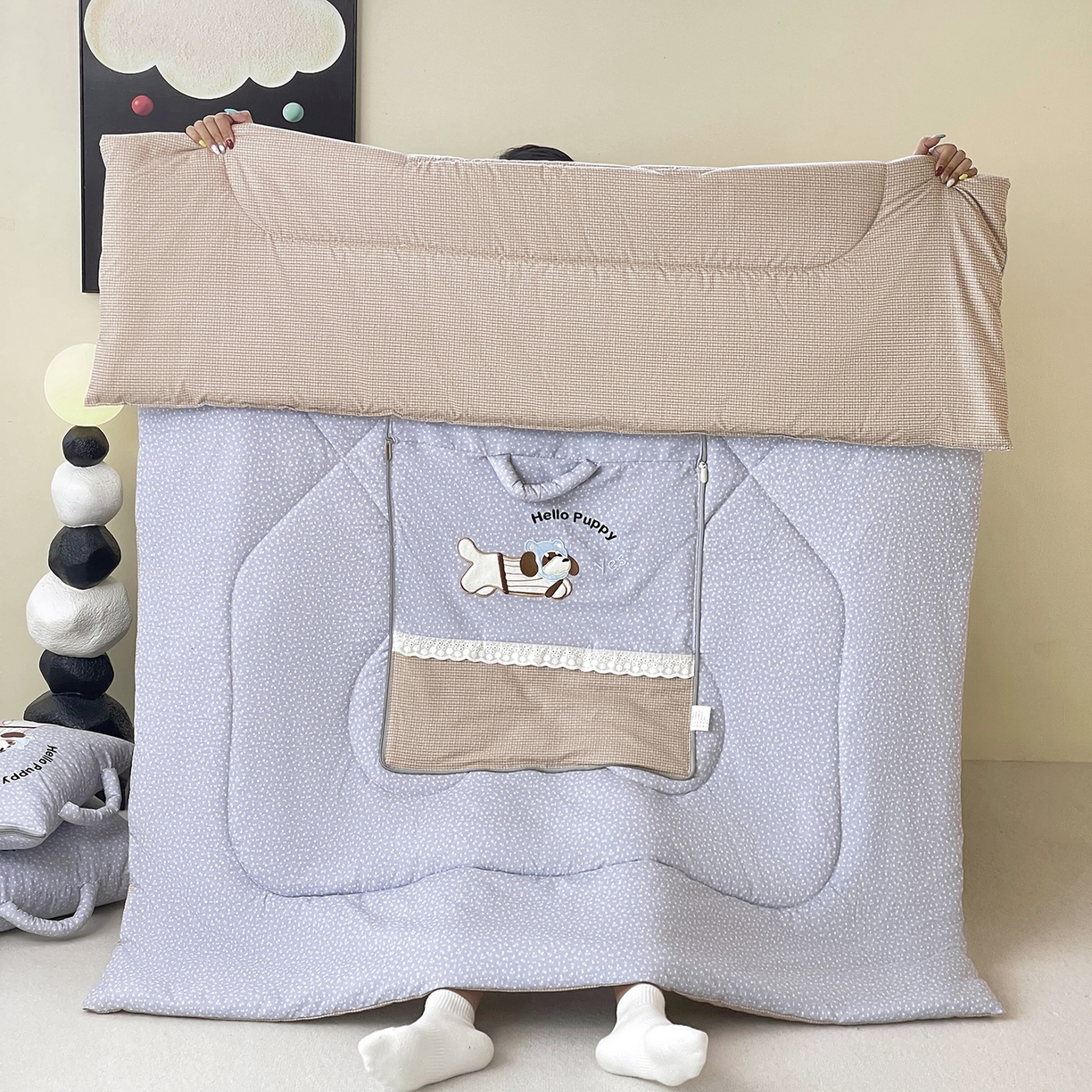 91家纺网 家纺一手货源 找家纺 伊可爱抱枕被 2026新款四季款锦小棉仿棉蕾丝贴布绣抱枕被 锦小绵-蓝灰