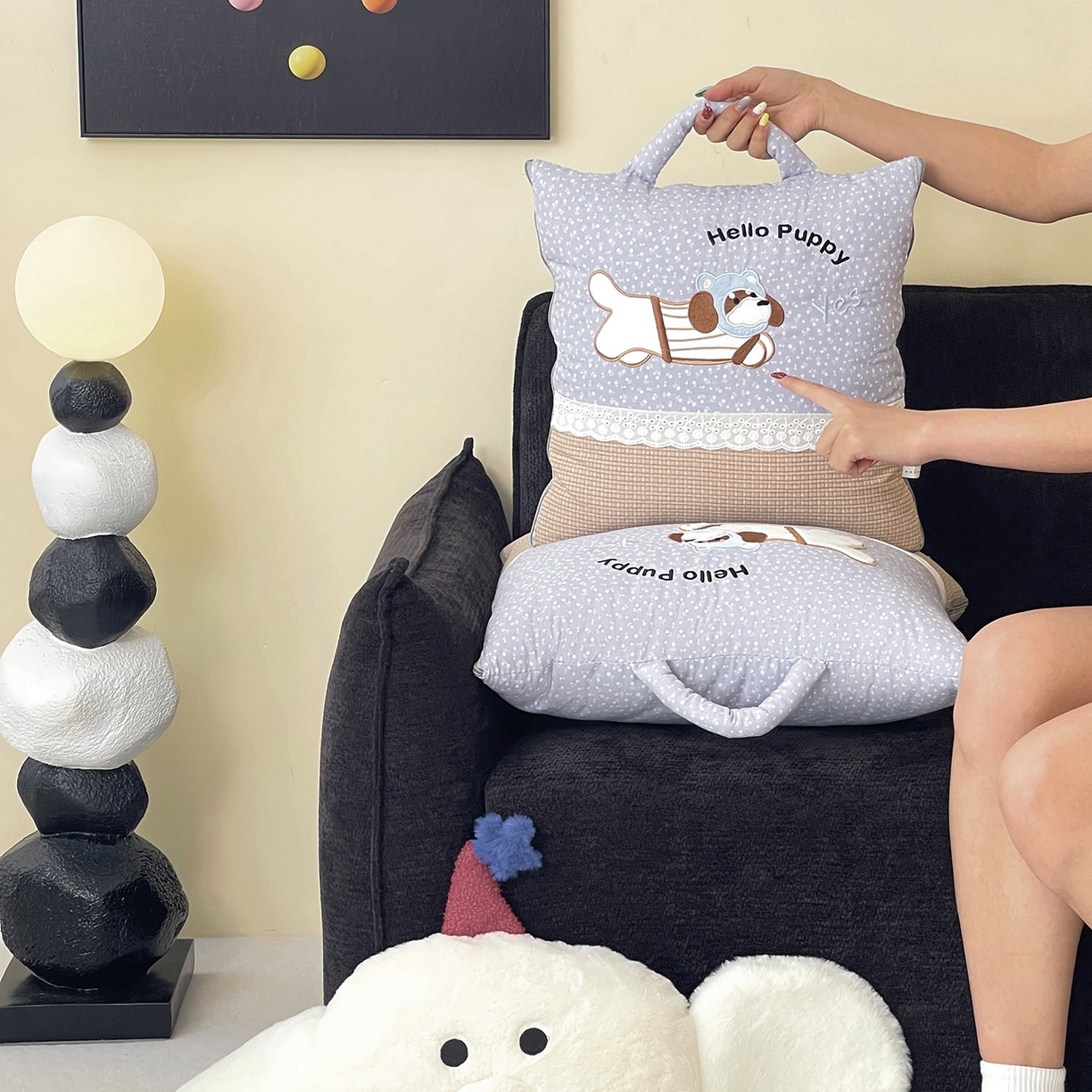 91家纺网 家纺一手货源 找家纺 伊可爱抱枕被 2026新款四季款锦小棉仿棉蕾丝贴布绣抱枕被 锦小绵-蓝灰