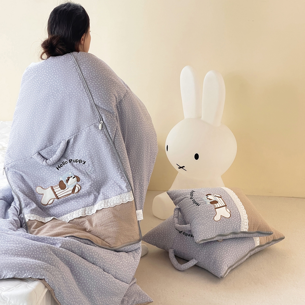 91家纺网 家纺一手货源 找家纺 伊可爱抱枕被 2026新款四季款锦小棉仿棉蕾丝贴布绣抱枕被 锦小绵-蓝灰