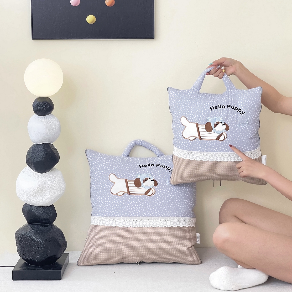 91家纺网 家纺一手货源 找家纺 伊可爱抱枕被 2026新款四季款锦小棉仿棉蕾丝贴布绣抱枕被 锦小绵-蓝灰