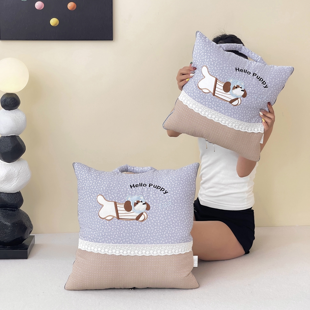 91家纺网 家纺一手货源 找家纺 伊可爱抱枕被 2026新款四季款锦小棉仿棉蕾丝贴布绣抱枕被 锦小绵-蓝灰