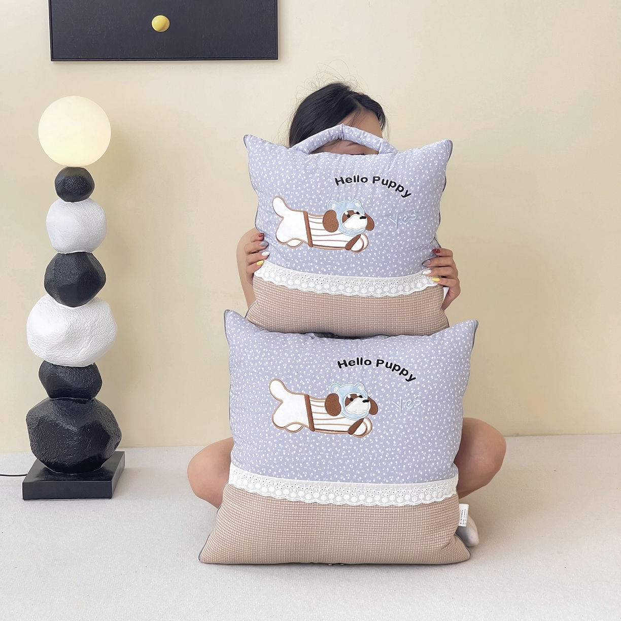 91家纺网 家纺一手货源 找家纺 伊可爱抱枕被 2026新款四季款锦小棉仿棉蕾丝贴布绣抱枕被 锦小绵-蓝灰