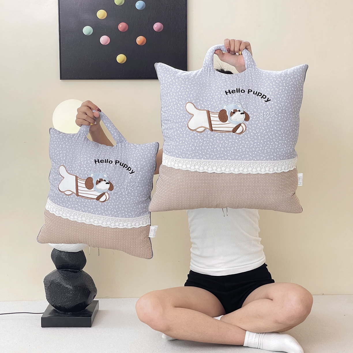 91家纺网 家纺一手货源 找家纺 伊可爱抱枕被 2026新款四季款锦小棉仿棉蕾丝贴布绣抱枕被 锦小绵-蓝灰