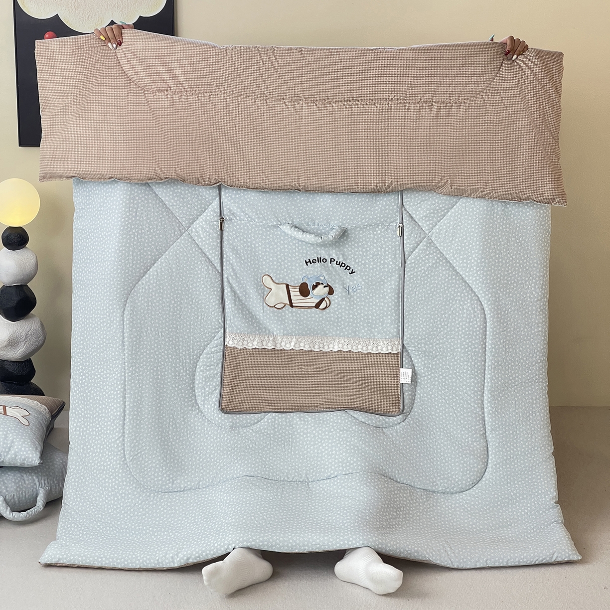 91家纺网 家纺一手货源 找家纺 伊可爱抱枕被 2026新款四季款锦小棉仿棉蕾丝贴布绣抱枕被 锦小绵-浅蓝