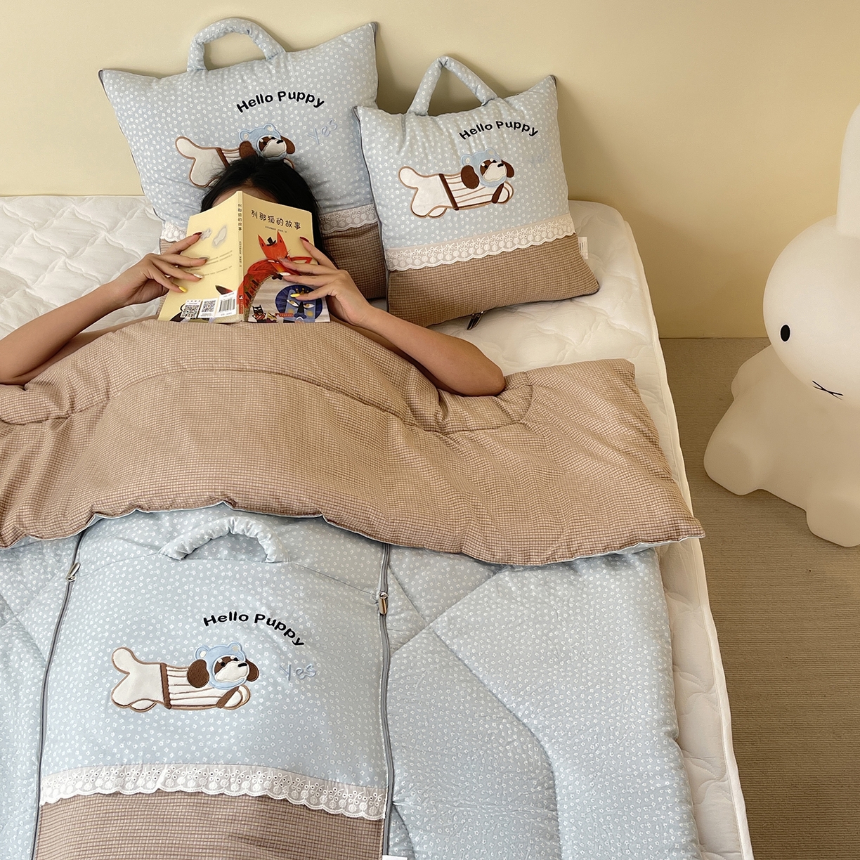 91家纺网 家纺一手货源 找家纺 伊可爱抱枕被 2026新款四季款锦小棉仿棉蕾丝贴布绣抱枕被 锦小绵-浅蓝