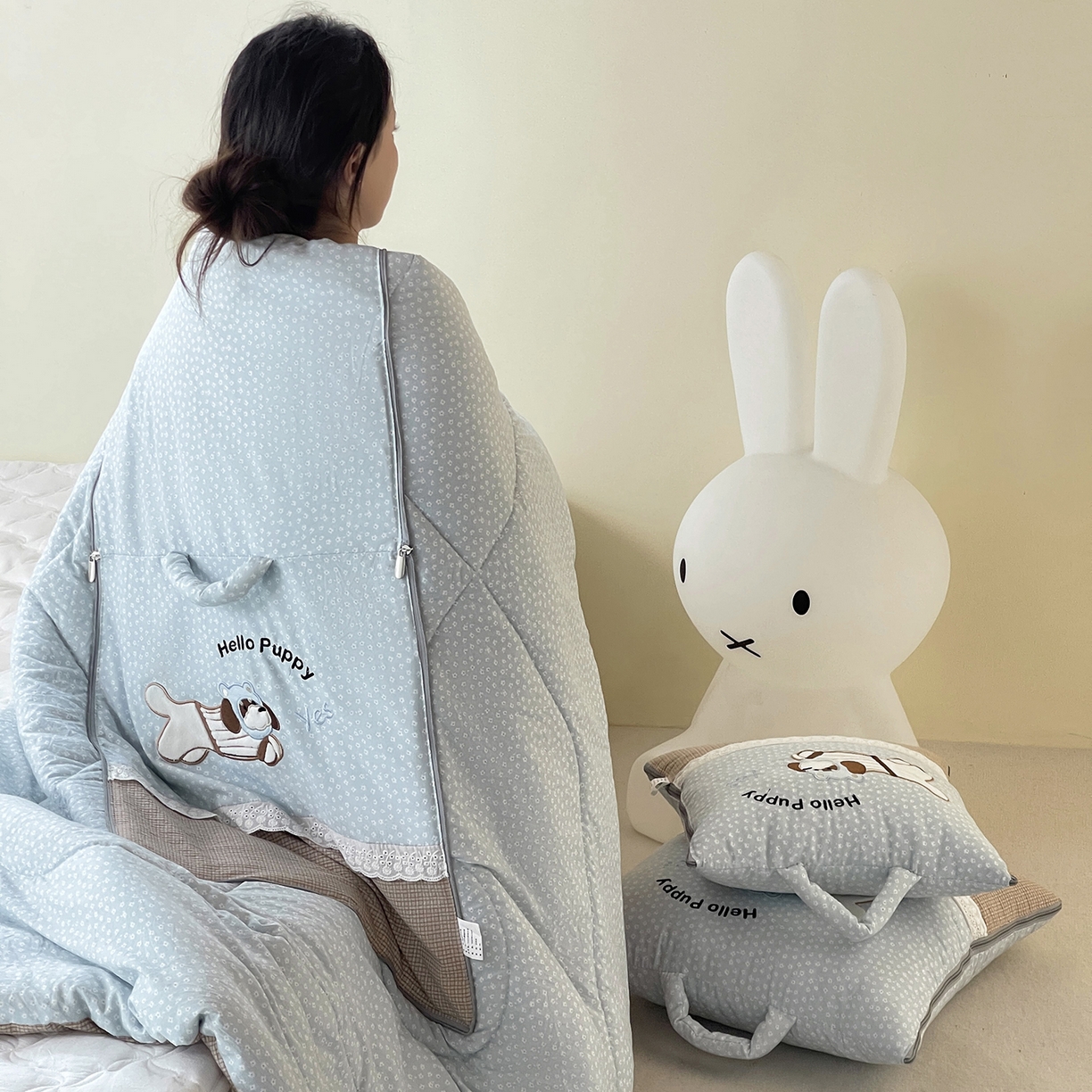 91家纺网 家纺一手货源 找家纺 伊可爱抱枕被 2026新款四季款锦小棉仿棉蕾丝贴布绣抱枕被 锦小绵-浅蓝