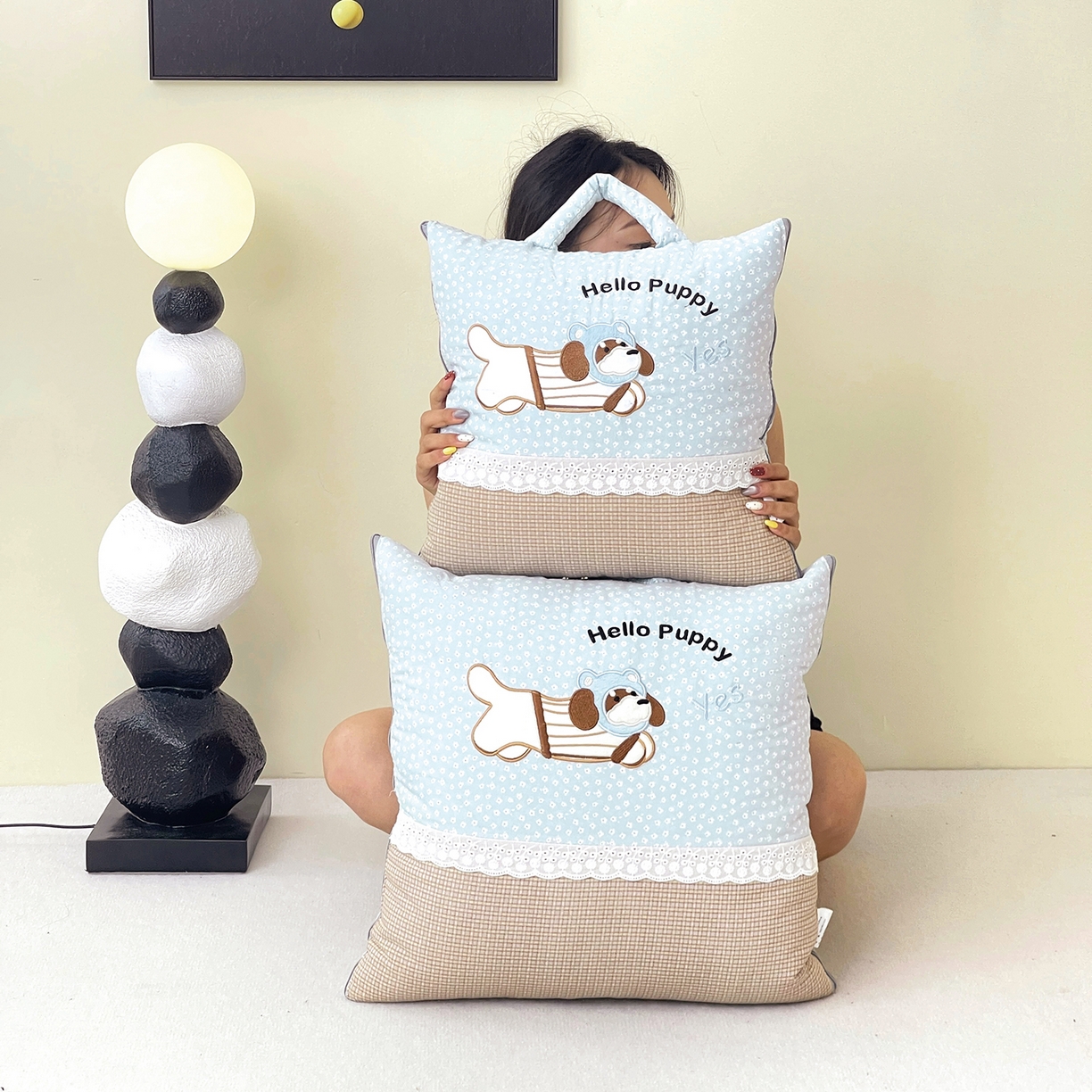 91家纺网 家纺一手货源 找家纺 伊可爱抱枕被 2026新款四季款锦小棉仿棉蕾丝贴布绣抱枕被 锦小绵-浅蓝